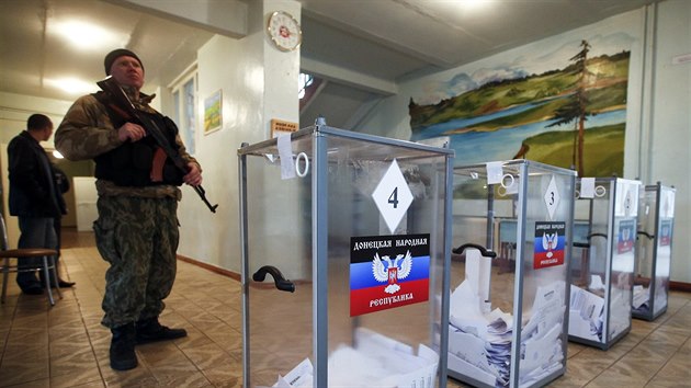Ozbrojenci hldkuj v jedn z volebnch mstnost v Doncku (2. listopadu 2014).