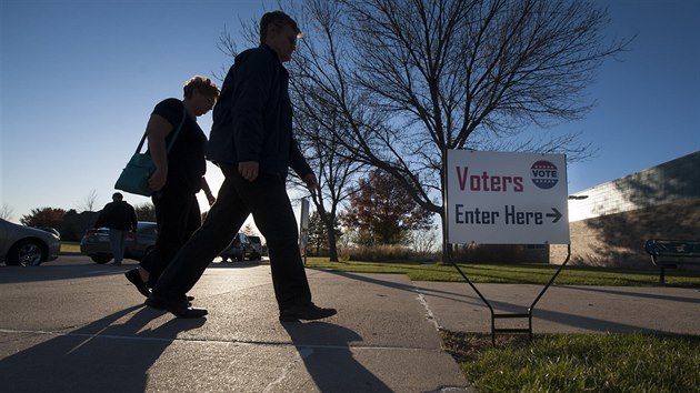 Volii ve mst Omaha v americkm stt Nebraska se chystaj odevzdat svj hlas (4. listopadu 2014).