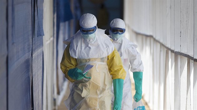 Zdravotníci z britské organizace Save the Children o�et�ují naka�ené ze Sierry...