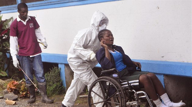 Liberijsk vzekyn s podezenm na nkazu ebolou putuje na vyeten do nemocnice v Monrovii (1. listopadu 2014).