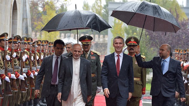 Generln tajemnk NATO Jens Stoltenberg s afghnskm prezidentem Arafem Ghnm v Kbulu
