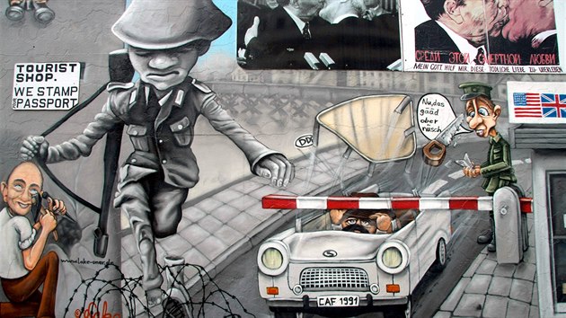 Jednotky v�chodon�meck� policie, vojska a lidov�ch milic� vyrazily do berl�nsk�ch ulic v noci na 13. srpna 1961 a b�hem n�kolika hodin rozd�lily sp�c� m�sto kotou�i ostnat�ho dr�tu a kamenn�mi n�spy.