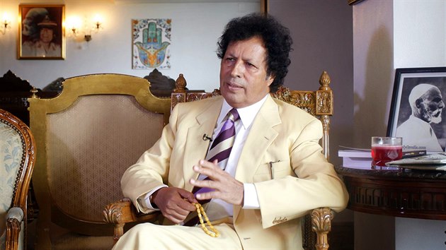 Ahmad Kaddáf ad-Dam pi rozhovoru pro agenturu Reuters ve svém byt v Káhie.