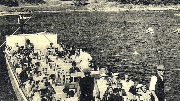 Nástupiště výletních lodic u Horního slapu Svatojánských proudů (r. 1929)
