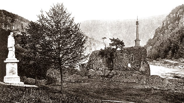 Socha sv. Jana Nepomuckého a Ferdinandův sloup u Horního slapu (r. 1909)