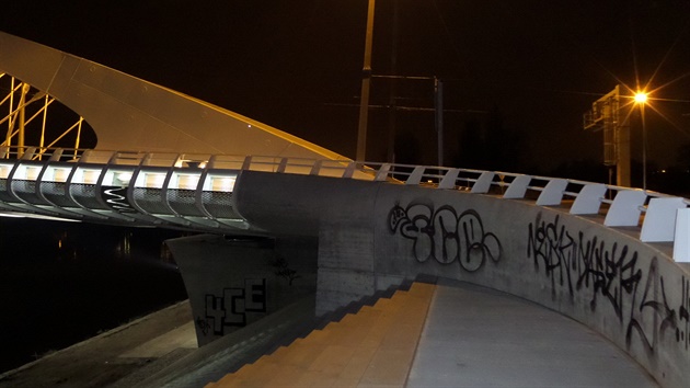 Trojský most se ocitl pod palbou sprejer�.