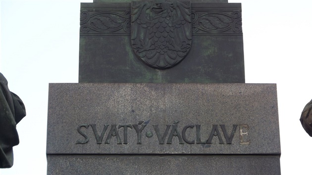 Na pomníku na Václavském námstí chybí jedno písmeno.