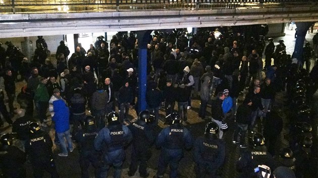 Policejn tkoodnci zamezili stetu radiklnch pznivc Sparty Praha a Slovanu Bratislava (6. listopadu 2014).