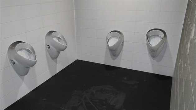 Nsledky poru na toaletch v nov tineck hale, kter zpsobil 22let mstn mu. (26. jna 2014)
