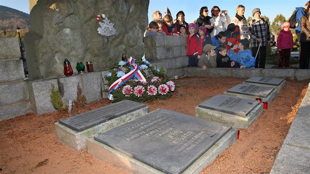 U hrobu Jána Ušiaka a dalších partyzánů v beskydské Čeladné se po sedmdesáti letech od dramatických událostí konal pietní akt.