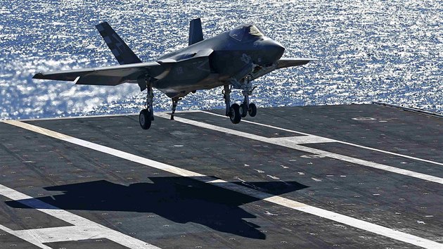 Americký letoun sestřelil íránský dron mířící k letadlové lodi