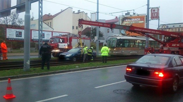 Auto v Plzni vjelo do kolejit a zastavilo tramvaje