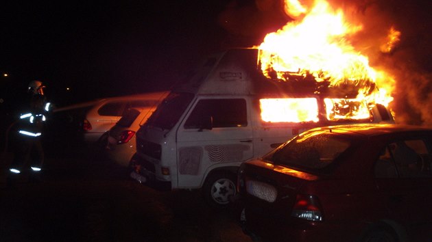 V brněnském Bystrci v noci někdo úmyslně zapálil dvě obytné dodávky.