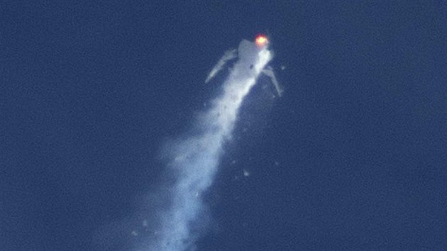 Snímek Kennetha Browna zachycuje výbuch lodi SpaceShip Two 31.10.2014