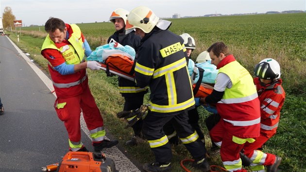 Na silnici I/11 mezi Hradcem Krlov a Chlumcem nad Cidlinou se srazil kamion s osobnm autem. (5. 11. 2014)