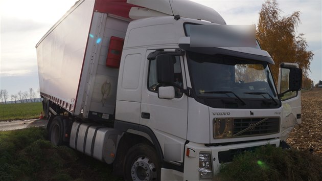 Na silnici I/11 mezi Hradcem Krlov a Chlumcem nad Cidlinou se srazil kamion s osobnm autem. (5. 11. 2014)