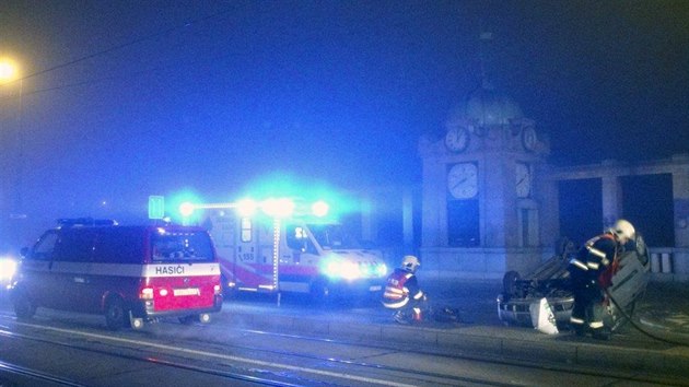 idika najela na tramvajov ostrvek a na Ranov nbe pevrtila auto na stechu.