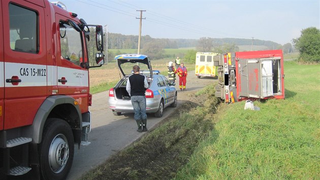 Na Kroměřížsku se převrátil náklaďák převážející hospodářská zvířata. Všechny krávy přežily bez  újmy (2. listopadu 2014).