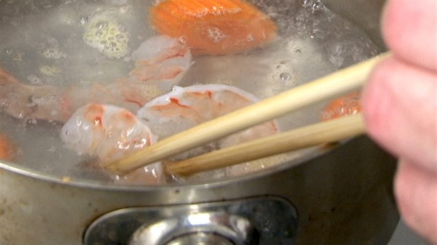 Čerstvé krevety vařte v osolené vodě (cca 2 minuty), krásně zrůžoví. Kolečka mrkve byste ideálně měli uvařit zvlášť, pro změnu ve vodě oslazené lžičkou cukru.