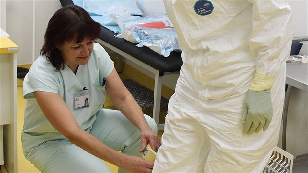 Vrchn sestra Drahomra Vrbov testuje obleky pipraven v jihlavsk nemocnici pro pouit.