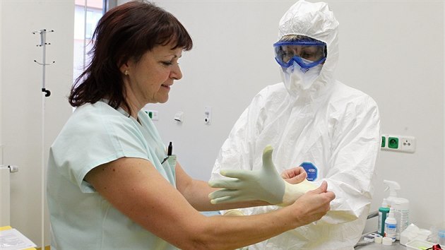 Vrchn sestra Drahomra Vrbov testuje obleky pipraven v jihlavsk nemocnici pro pouit.