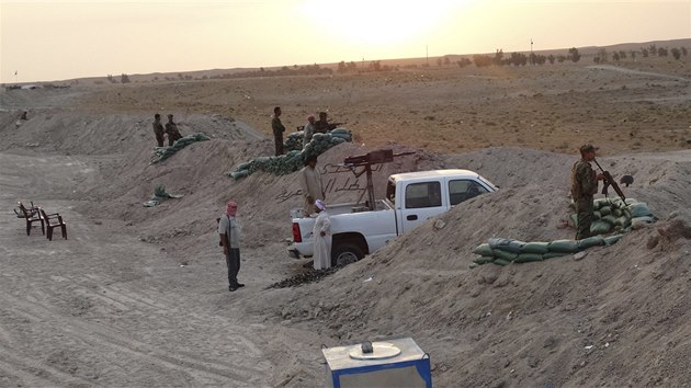 Do boje s islamisty se nedaleko Fallúdži zapojily i místní kmeny (31. října 2014)
