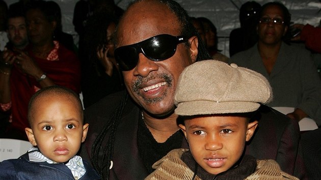 Stevie Wonder se svmi syny v roce 2007