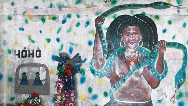 Svatyn vodn bohyn Mami Wata s oltem pokrytm milodary v podob luxusnho zpadnho zbo (z knihy Miloslava Stingla Vd, zombie, karnevaly)  (10. ledna 2021)
