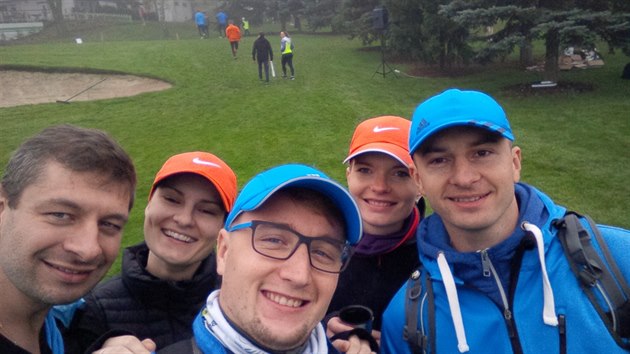 Nutn pedstartovn selfie. Zleva: Michal Hrabec, Karolna Havlkov, Nikola Havlk, Kateina Vlaskov a Petr Brm.