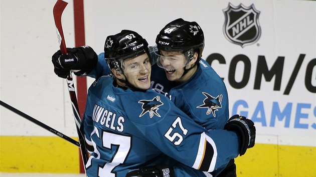 Tom Hertl (vpravo) a Tommy Wingels slav gl San Jose. 