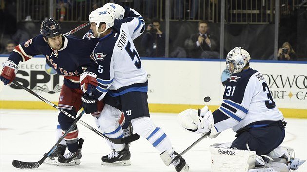 Branká Winnipegu Ondej Pavelec zasahuje v utkání proti New York Rangers. 