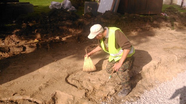 Pod silnicí archeolog našel celkem jedenáct hrobů.