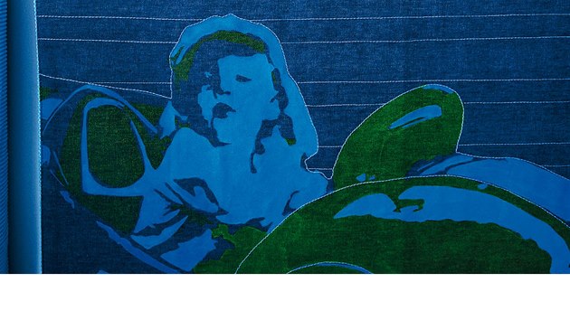 Spodn postel je obloen textilnmi kapsi s motivem fotografie Vojty na zvodnm aut. 

