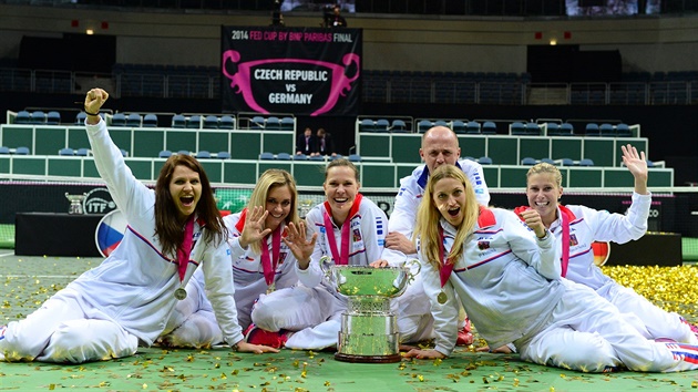 �eský tým (zleva) Lucie �afá�ová, Klára Koukalová, Lucie Hradecká, nehrající...