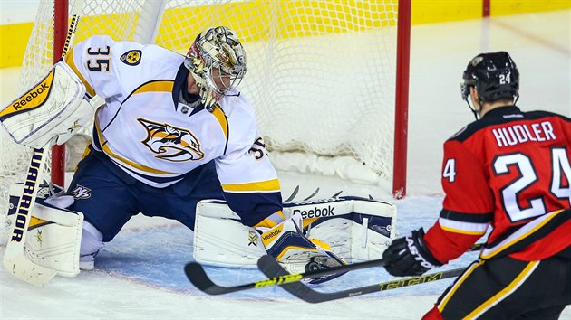 Ji�í Hudler z Calgary v �anci p�ed nashvillským gólmanem Pekkou Rinnem.