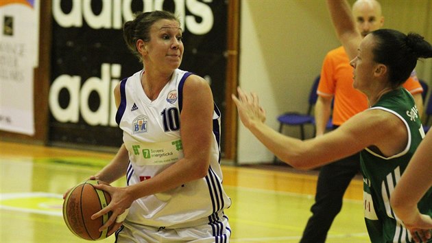 Strakonick basketbalistka Edita ujanov (vpravo) se sna prosadit pes Amber Spragueovou z Valosunu Brno.