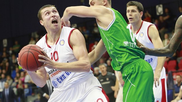 Nymbursk basketbalista Pavel Houka (vlevo) se sna prosadit pes Vadima Panina z Kazan.