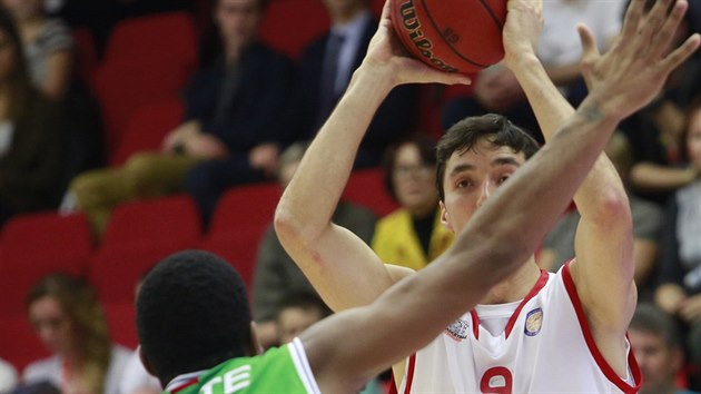 Nymbursk basketbalista Ji Welsch v souboji s Jamesem Whitem z Kazan.