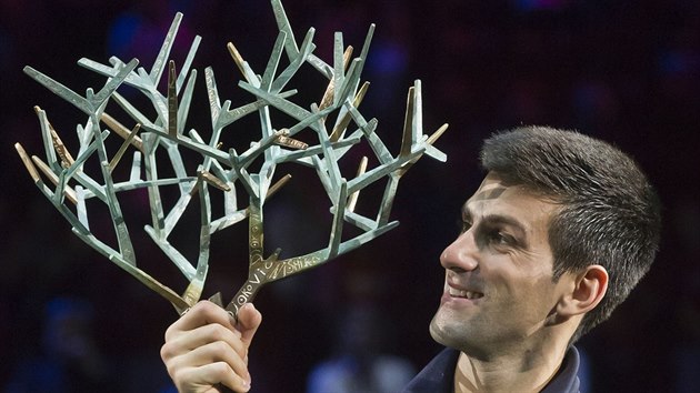 Srbský tenista Novak Djokovi s netuctovou trofejí pro vítze turnaje v Paíi.