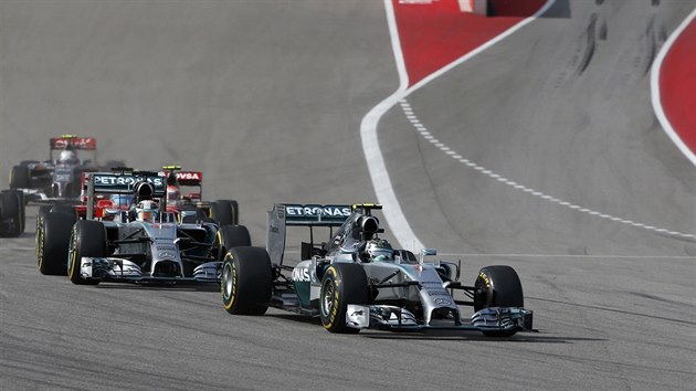 Monoposty Mercedes v ele Velk ceny USA F1. Vpravo Nico Rosberg, za nm Lewis Hamilton.