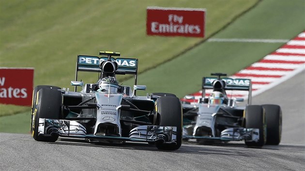 Monoposty Mercedes v ele Velk ceny USA F1. Vlevo Nico Rosberg, za nm Lewis Hamilton.