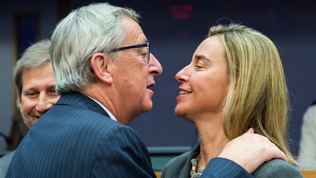 Prezident Evropsk komise Jean-Claude Juncker se zdrav s fkou zahranin politiky EU Federicou Mogheriniovou