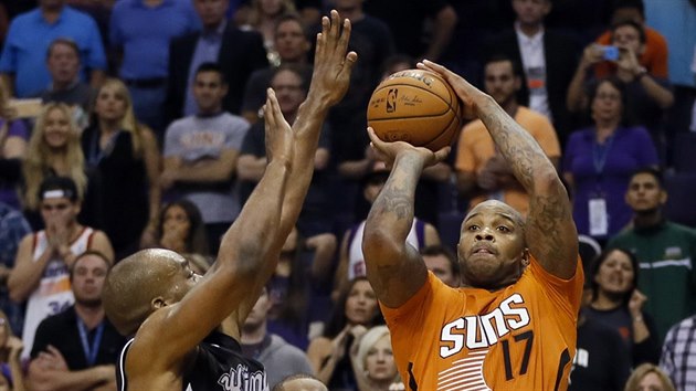 P. J. Tucker z Phoenixu se touto stelou nespn pokusil zvrtit zpas se Sacramentem.