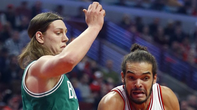 Joakim Noah (vpravo) z Chicaga hled prostor pod koem Bostonu pes Kellyho Olymyka.