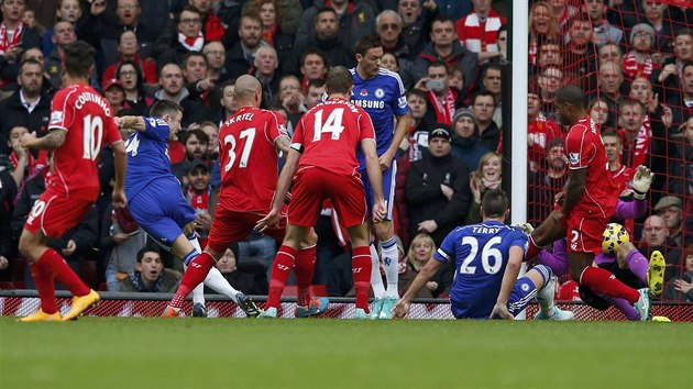 Gary Cahill z Chelsea (druh zleva) stl branku proti Liverpoolu.