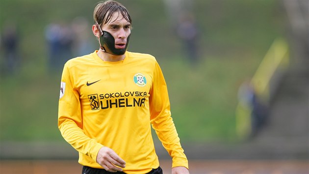 Sokolovsk fotbalista Zbynk Vondrek v akci