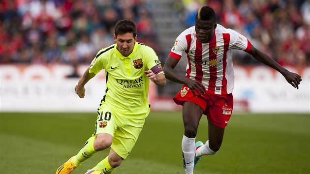 ALMERA VS. BARCELONA. Thomas Paty Partey (vpravo) nahn Lionela Messiho.