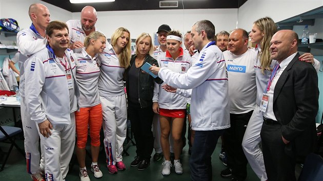 Tenisov legenda Martina Navrtilov (v ernm) v obleen ped finle Fed Cupu.