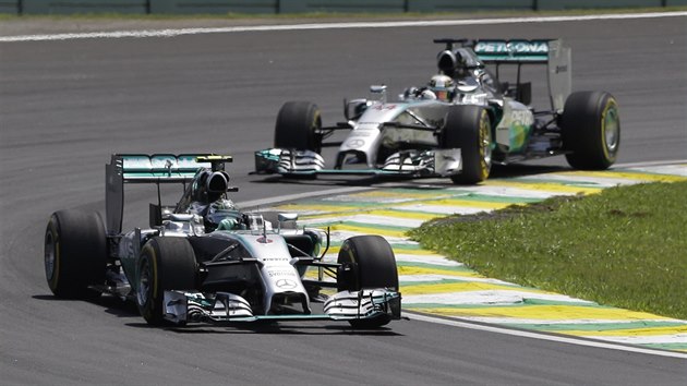 Nico Rosberg na trati VC Brazlie ped Lewisem Hamiltonem