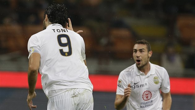 Luca Toni (vlevo) z Hellasu Verona b slavit svj gl proti Interu Miln.